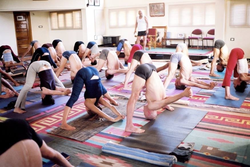 l’Ashtanga vinyasa yoga, en un mot c’est quoi et qu’elle est notre approche?