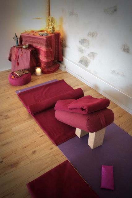 Atelier de yoga restauratif à Narbonne dans notre salle Cavy Shala