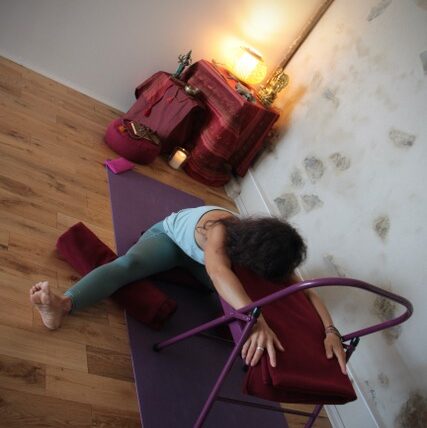posture reposante et calmante de yoga restauratif 